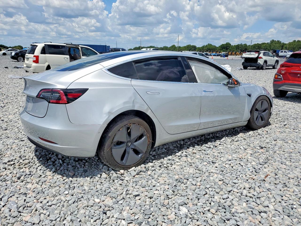 2018 Tesla Model 3 - Фото 3