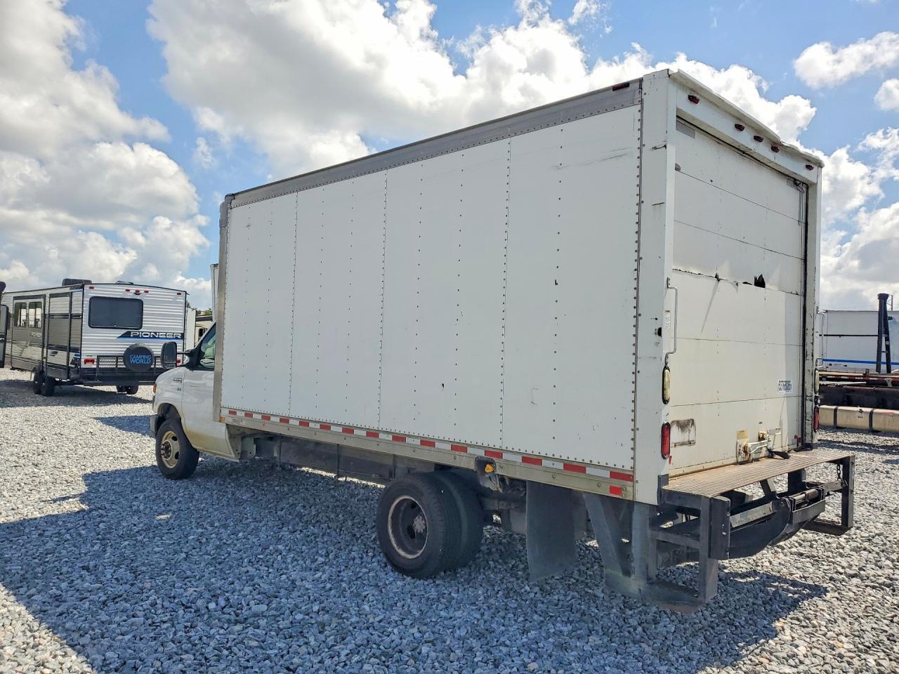 2016 Ford E350 Box Truck - Фото 2