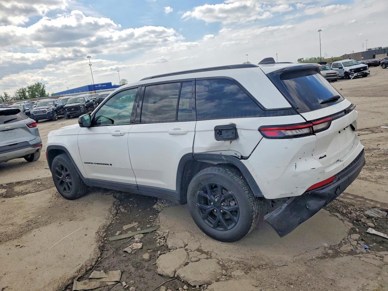 2024 Jeep Grand Cherokee Laredo - Image 2