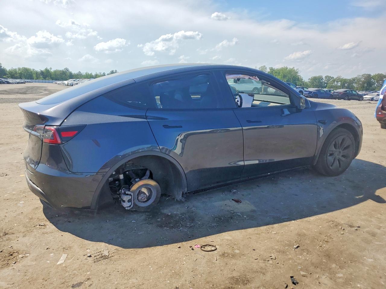 2025 Tesla Model Y - Фото 3