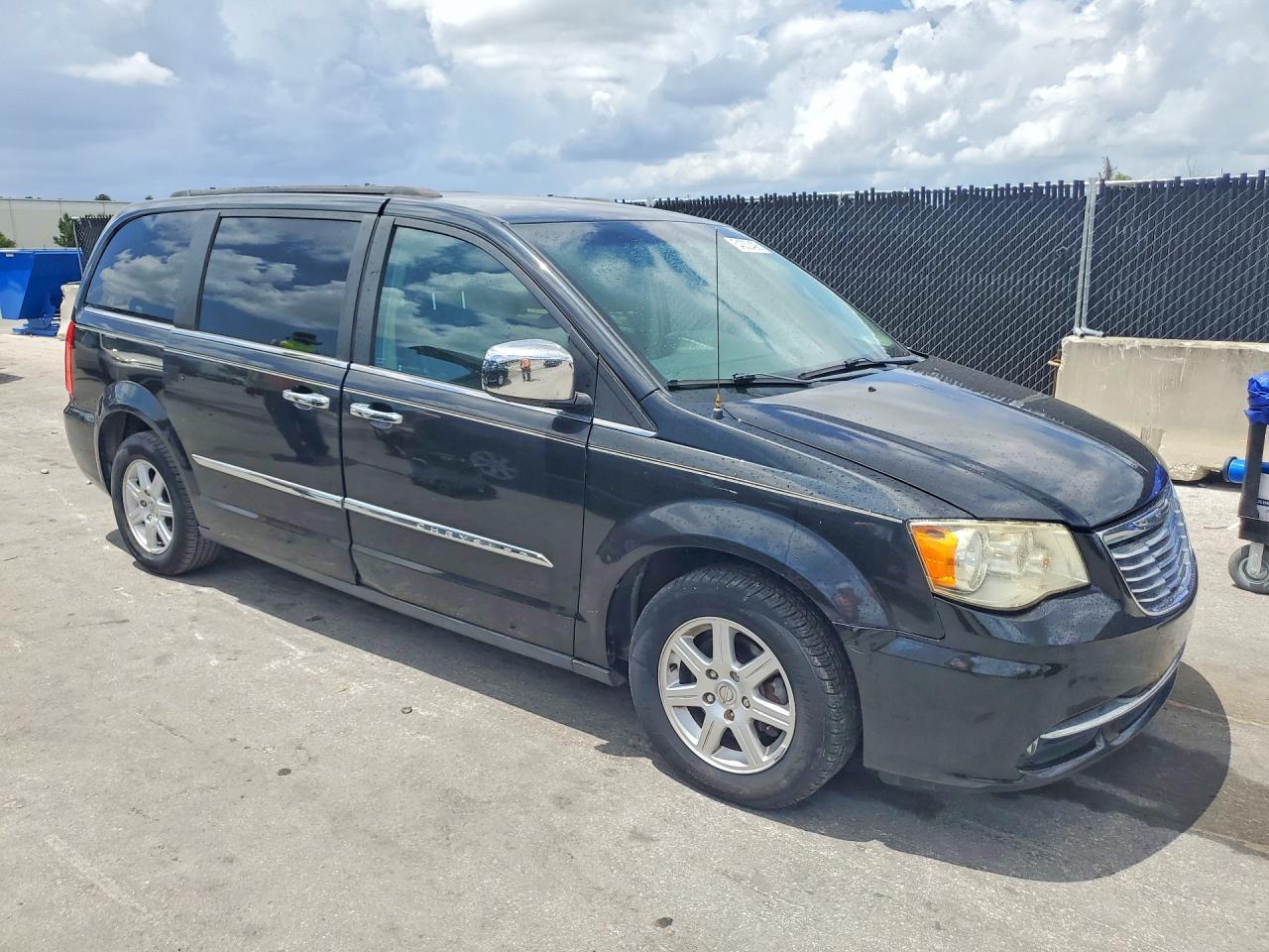 2012 Chrysler Town & Country Touring - Фото 4