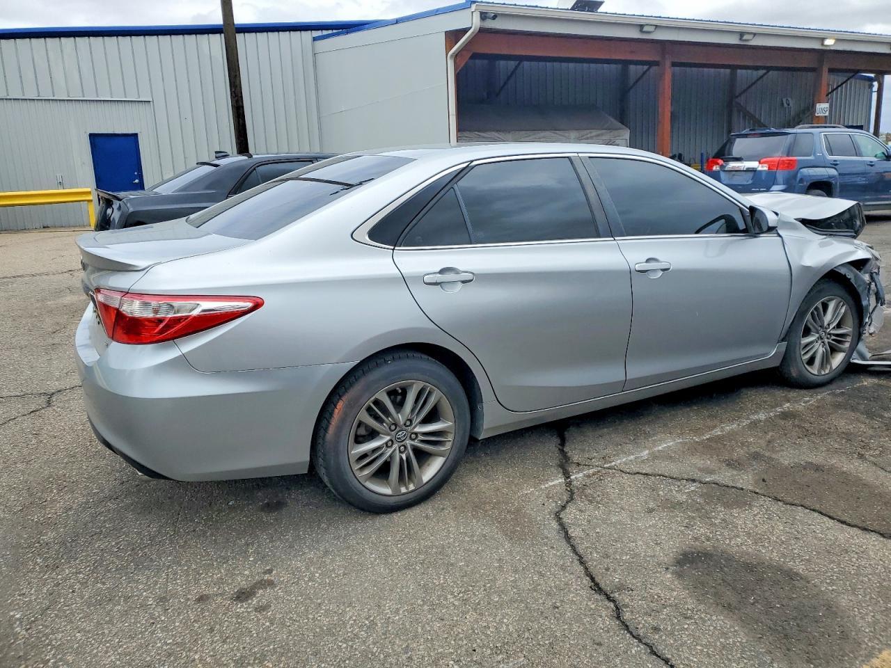 2017 Toyota Camry Se - Фото 3