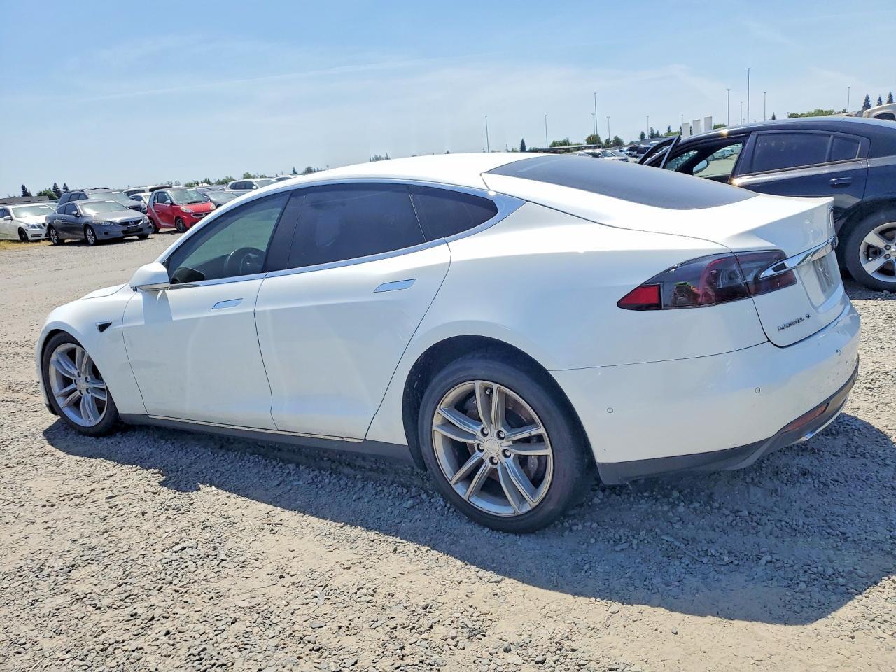 2015 Tesla Model S - Image 2