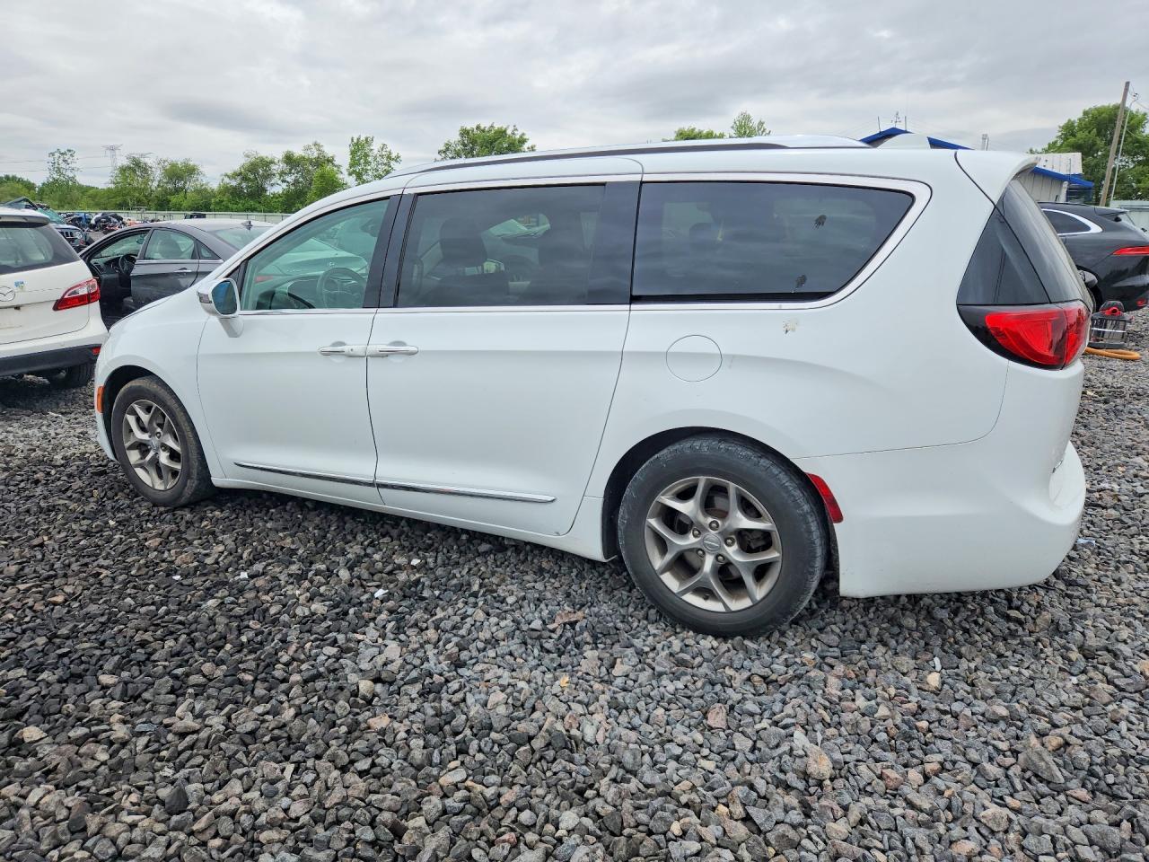 2018 Chrysler Pacifica Limited - Image 2