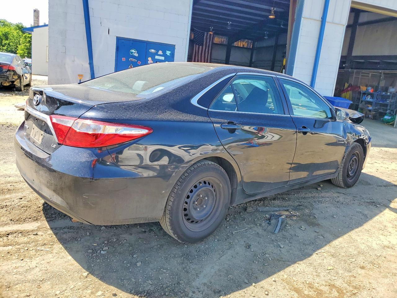 2017 Toyota Camry Le - Фото 3