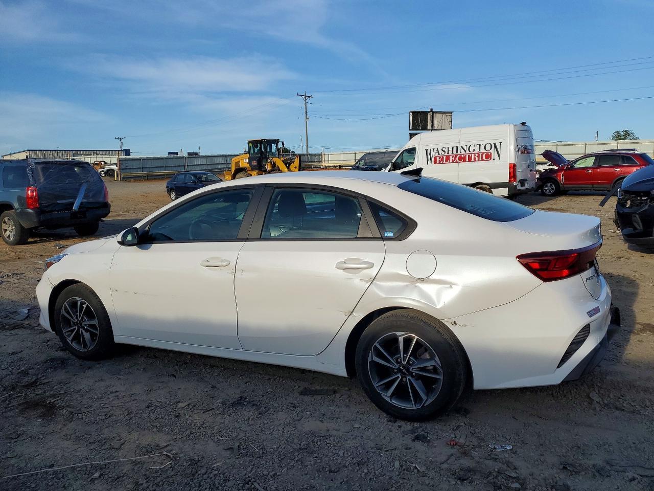 2022 Kia Forte Lxs - Image 2