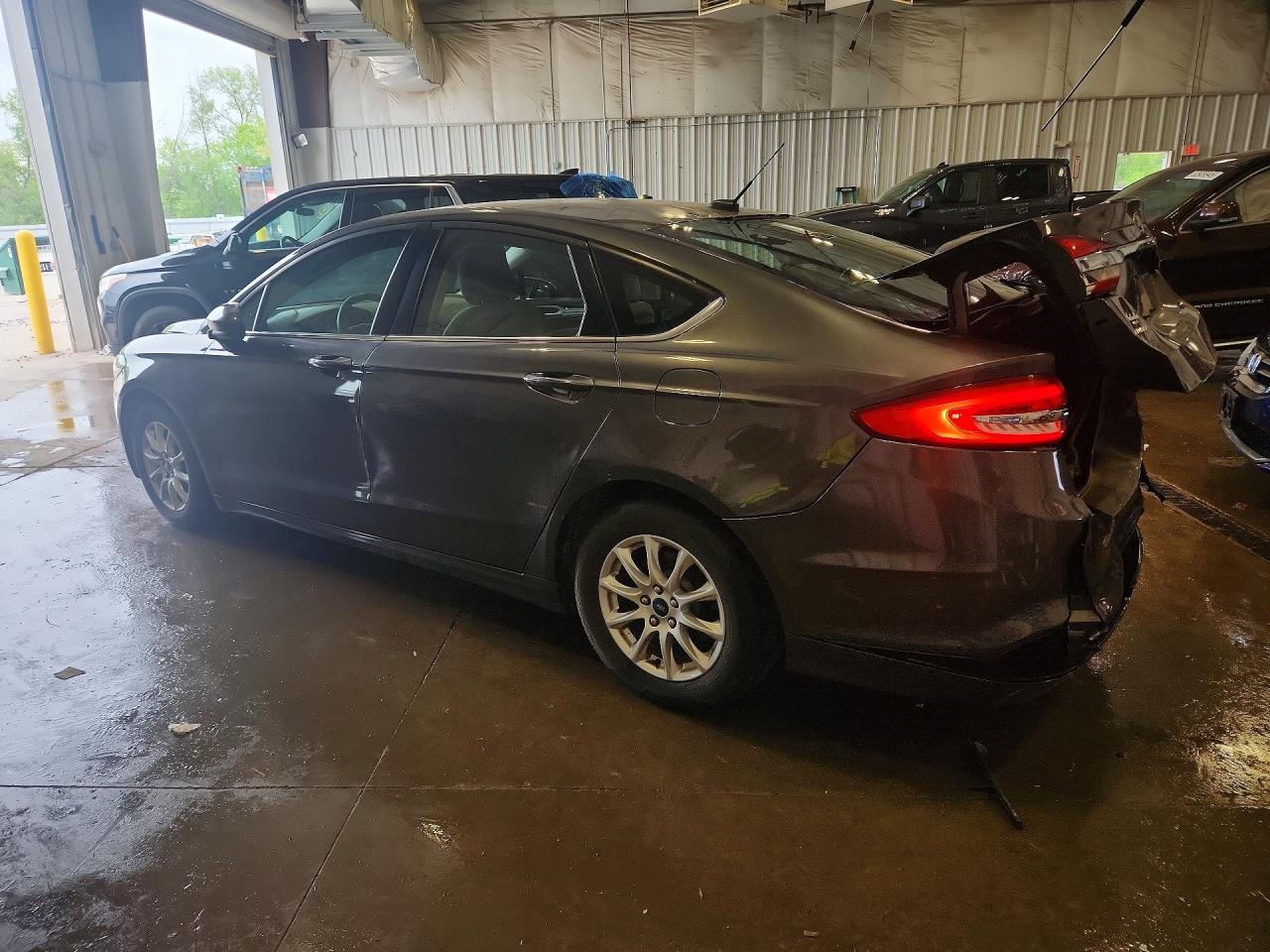 2017 Ford Fusion S - Фото 2