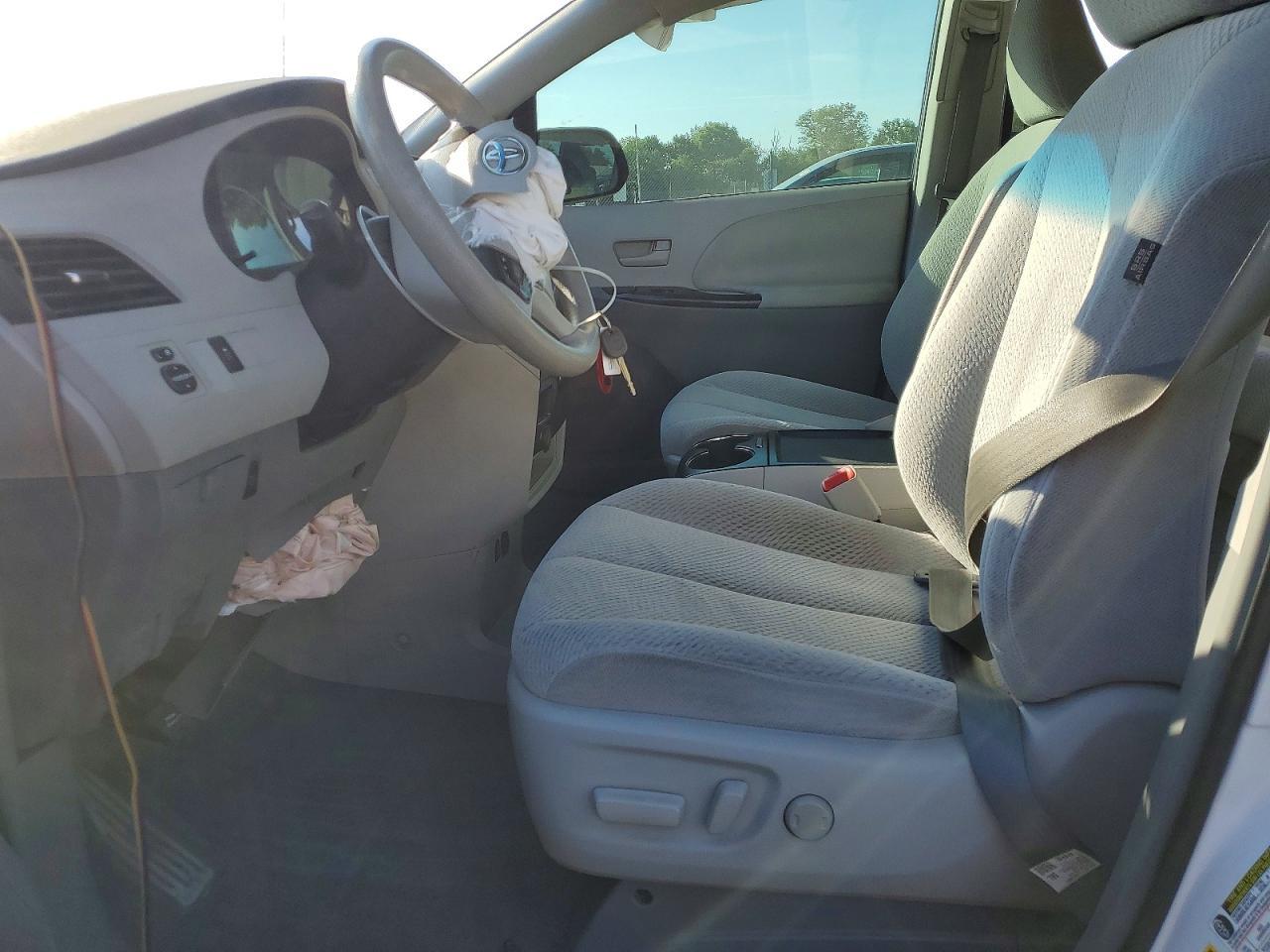 2011 Toyota Sienna Le - Фото 7