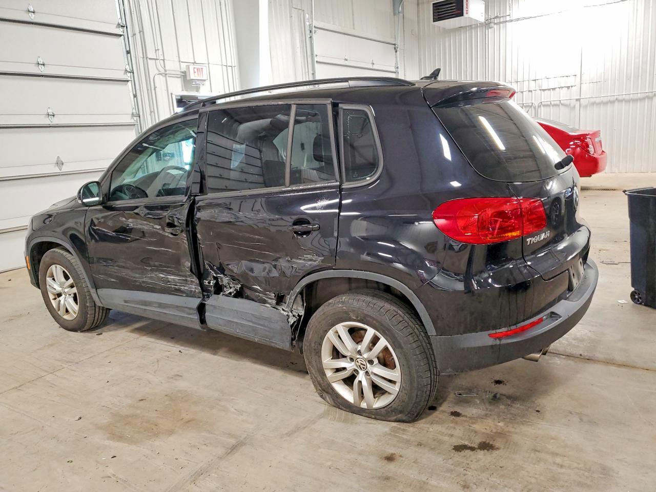 2017 Volkswagen Tiguan S - Фото 2