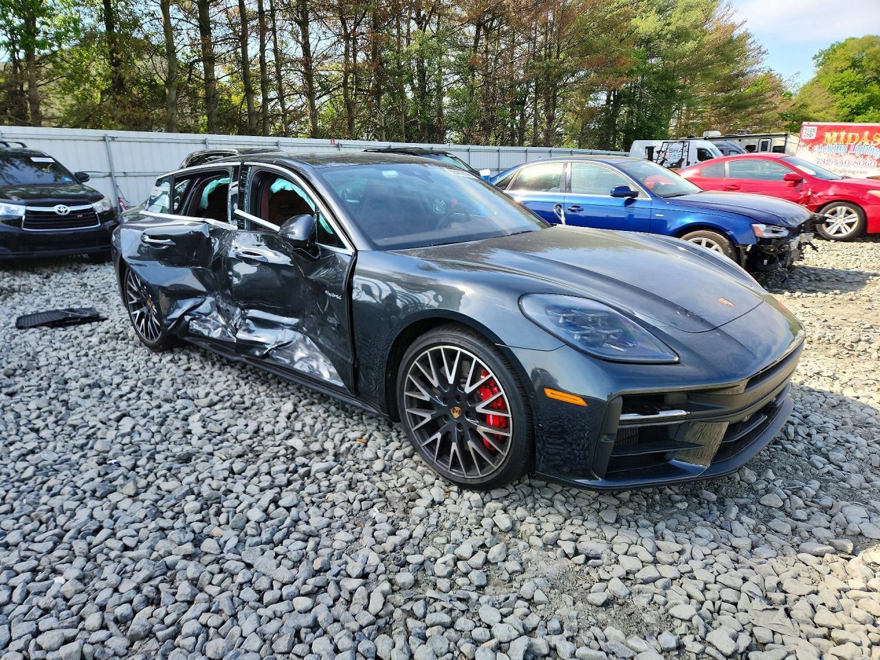 2025 Porsche Panamera 4S E-Hybrid - Image 4