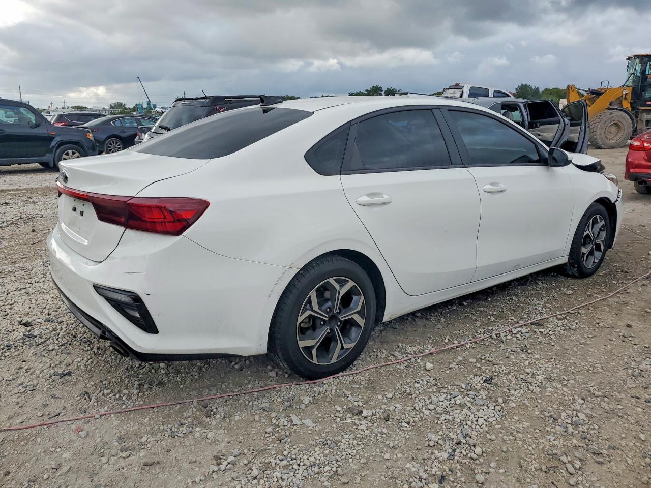 2021 Kia Forte Lxs - Image 3