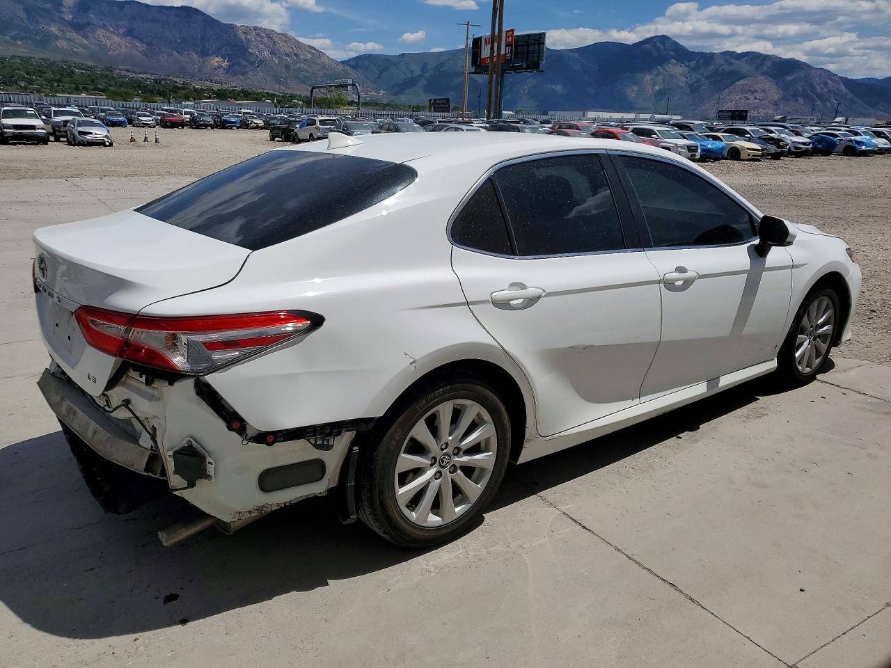 2020 Toyota Camry Le - Фото 3