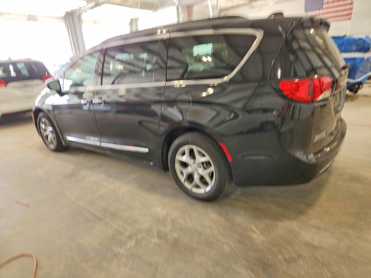 2017 Chrysler Pacifica Touring L - Image 2