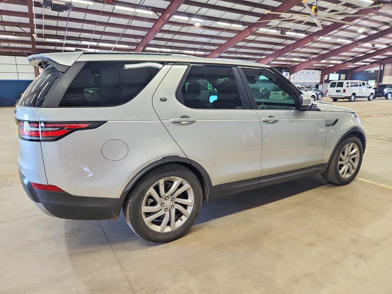 2017 Land Rover Discovery Hse - Image 3