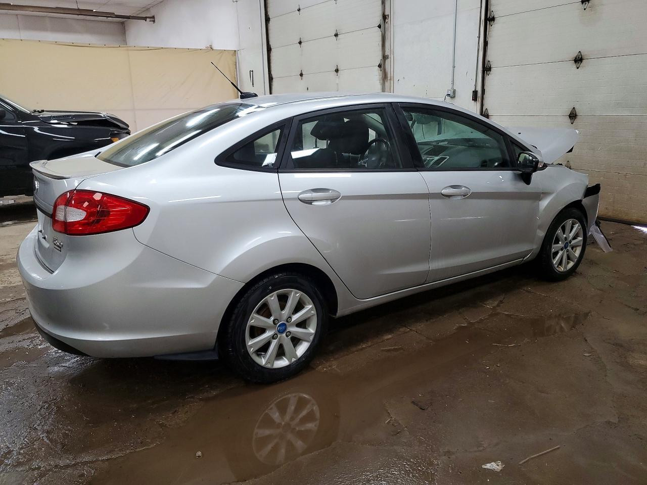 2013 Ford Fiesta Se - Фото 3