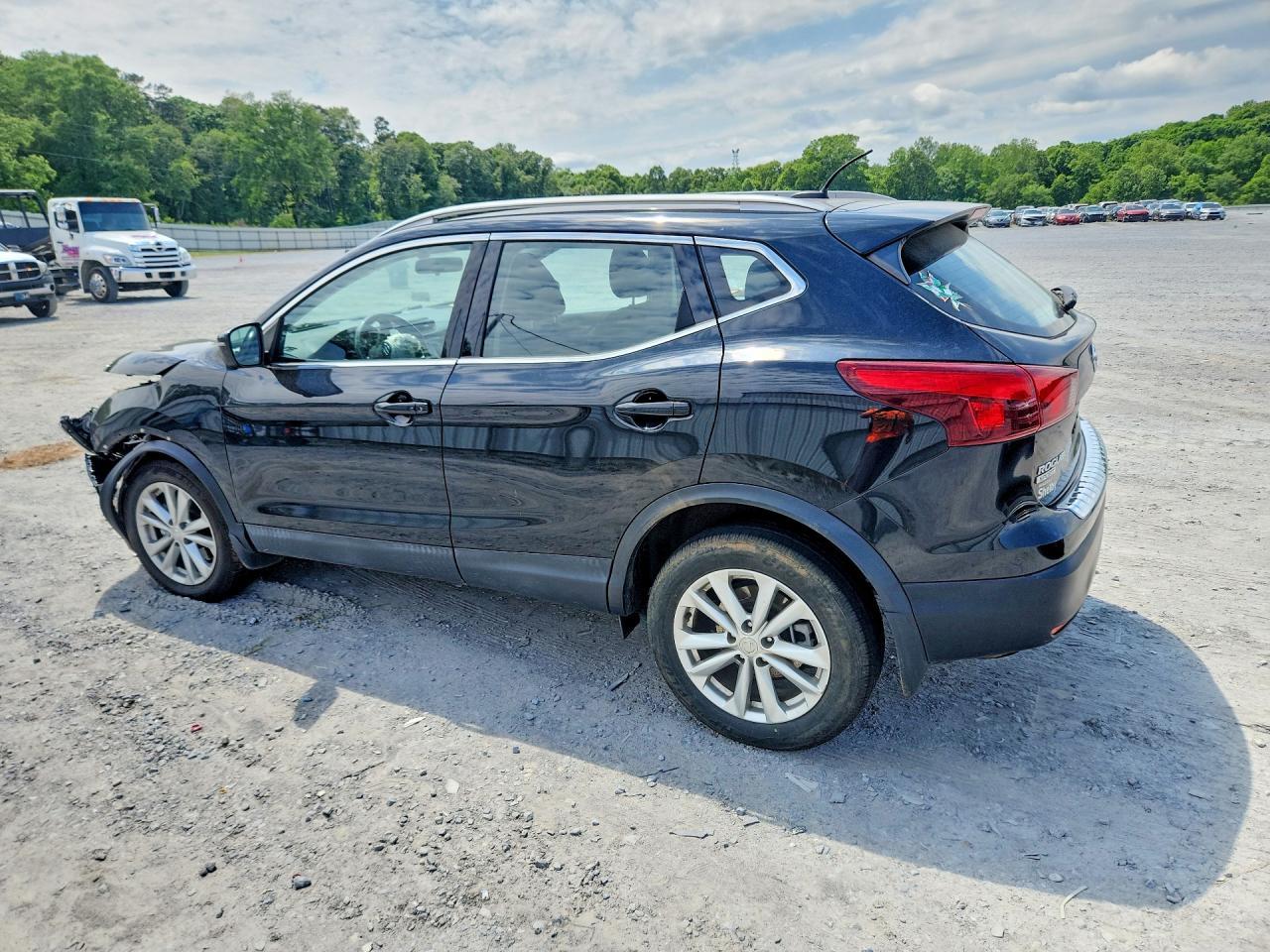 2018 Nissan Rogue Sport Sv - Image 2