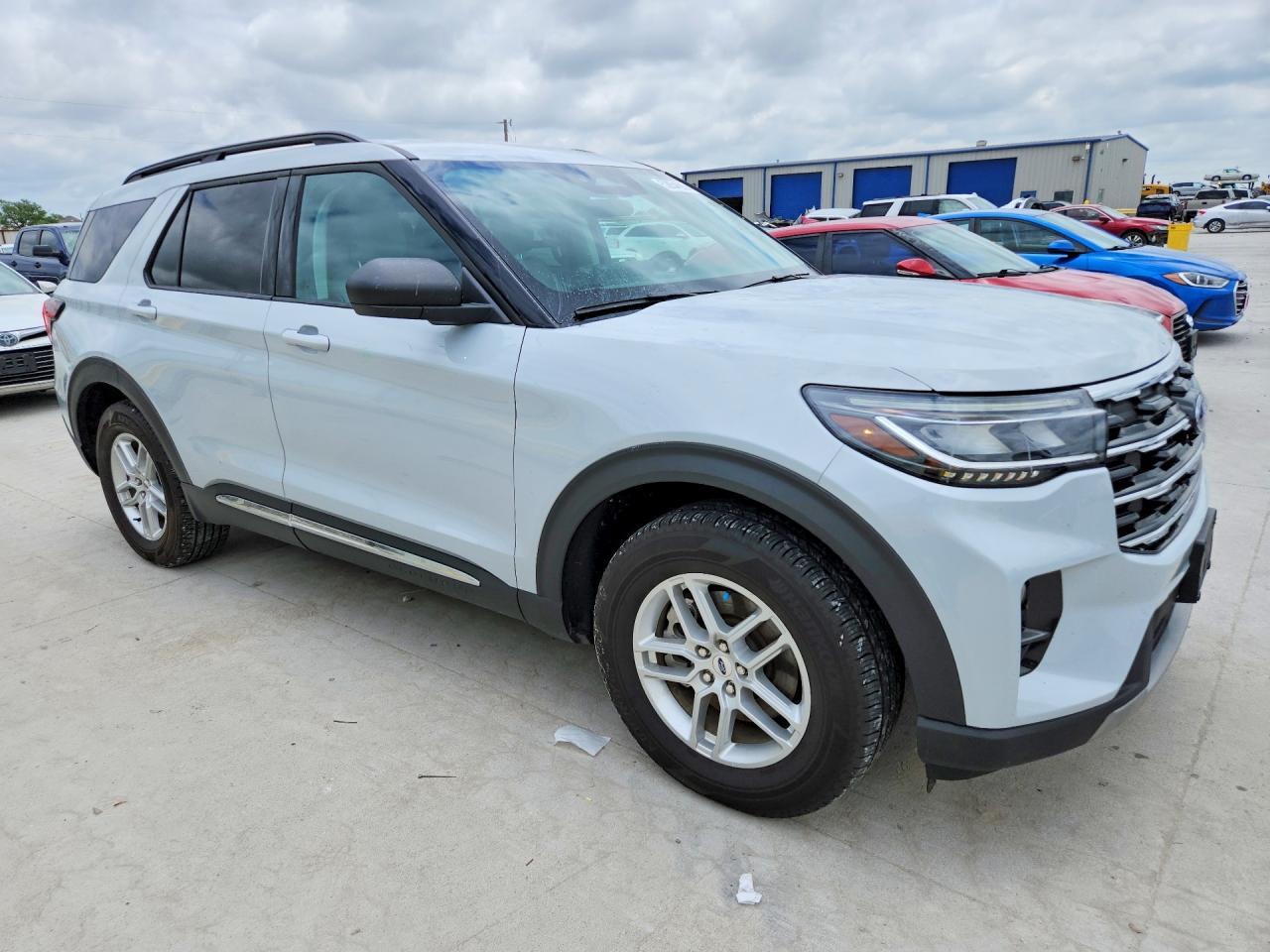 2025 Ford Explorer Active - Image 4