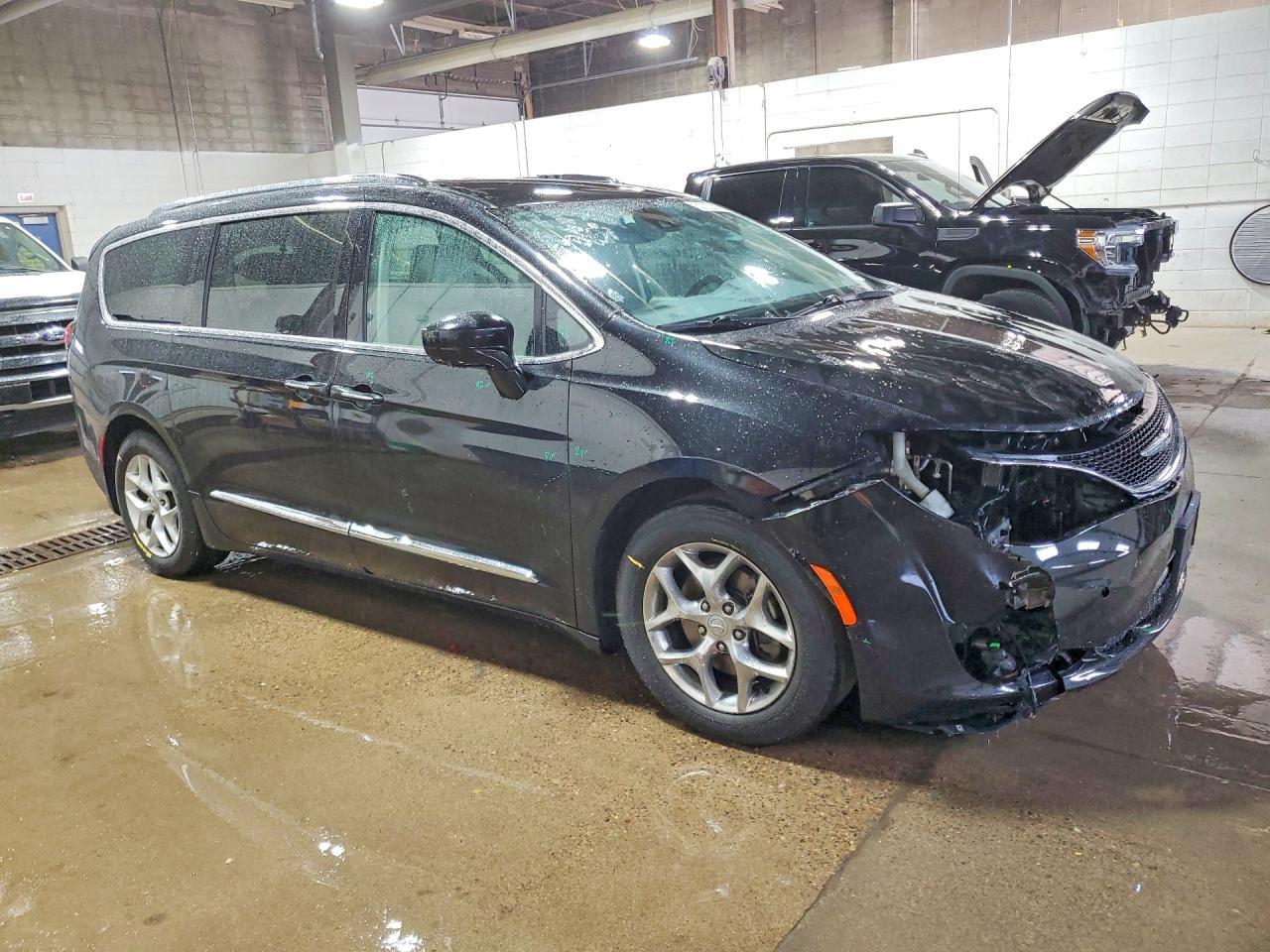 2017 Chrysler Pacifica Touring L Plus - Фото 4
