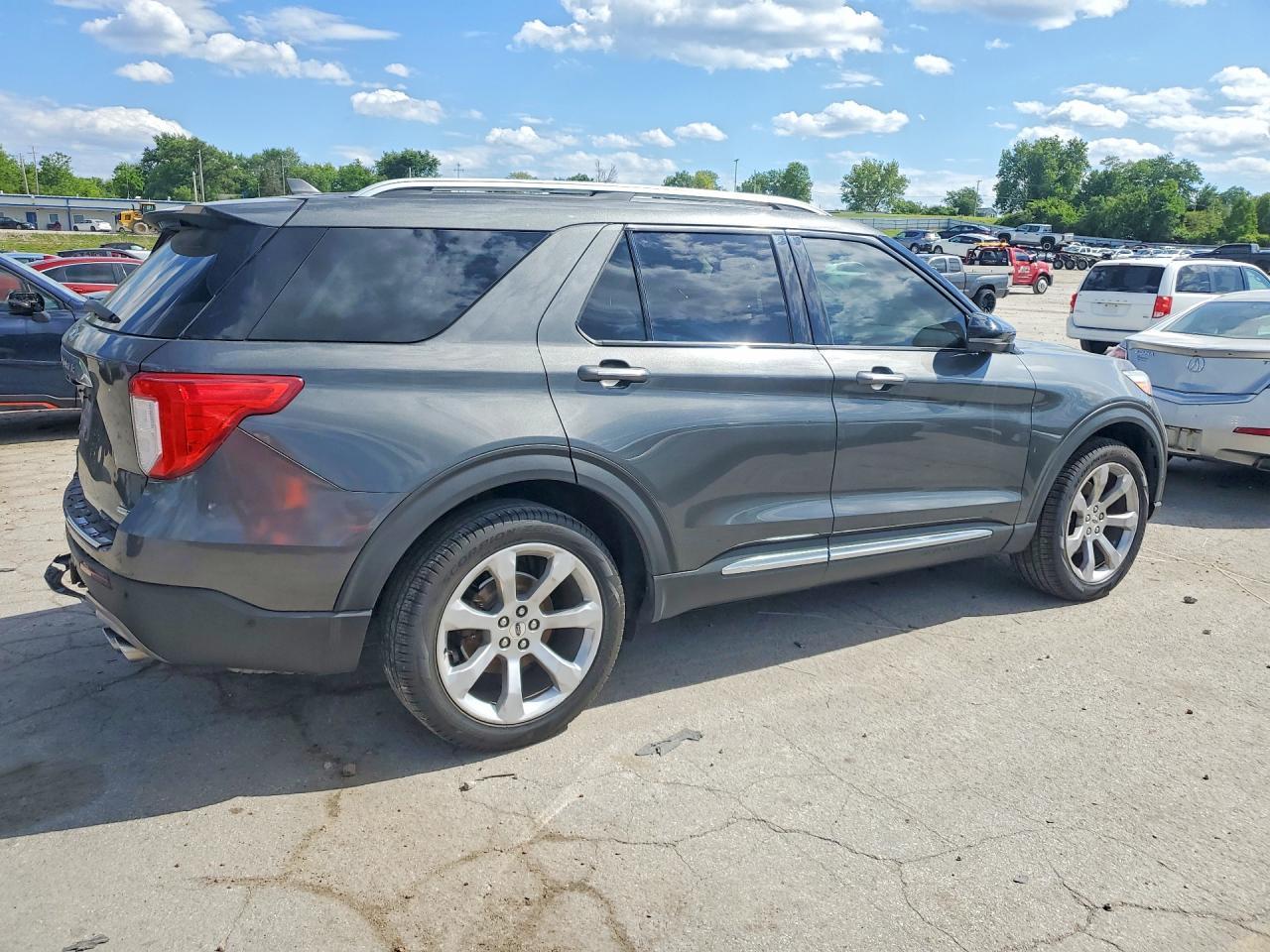 2020 Ford Explorer Platinum - Image 3