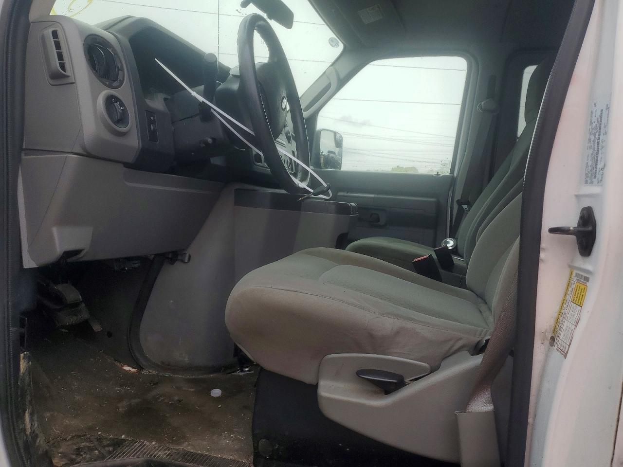 2010 Ford Econoline E350 Super Duty Wagon - Image 7