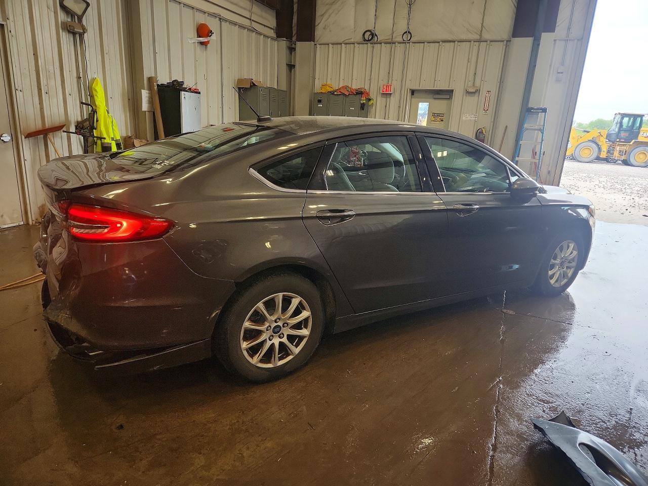 2017 Ford Fusion S - Фото 3