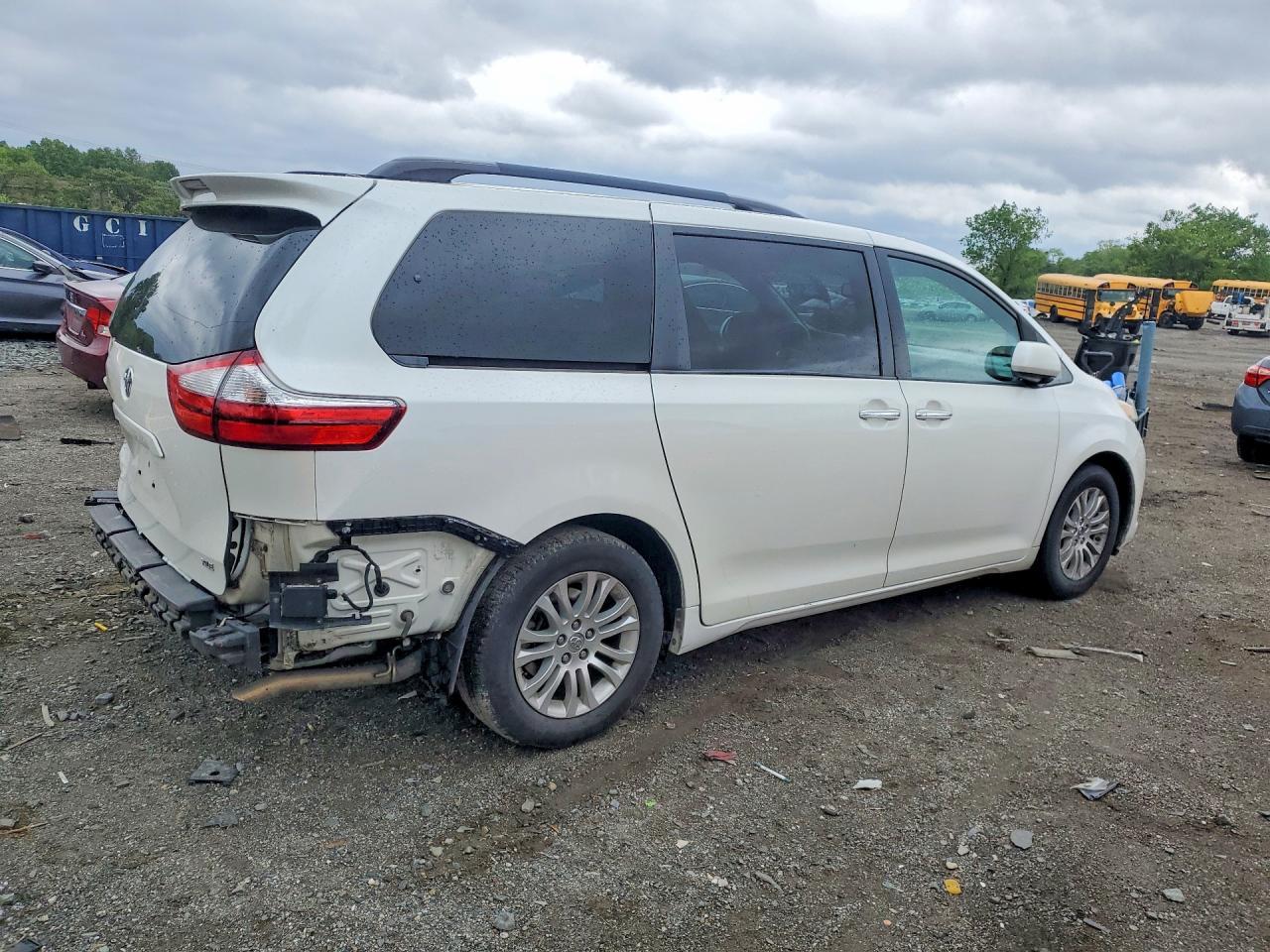 2016 Toyota Sienna Xle 8-Passenger - Фото 3