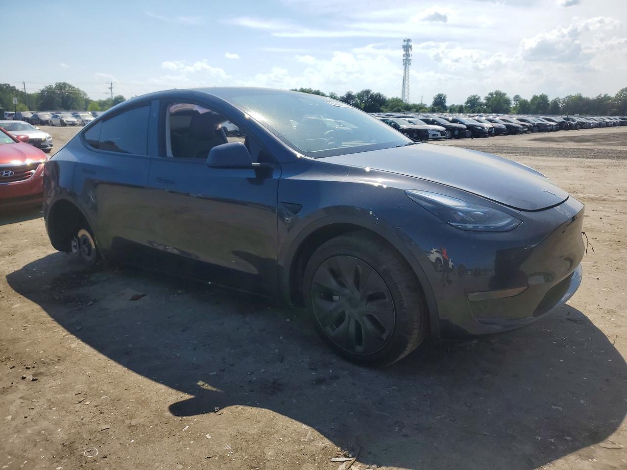 2025 Tesla Model Y - Фото 4