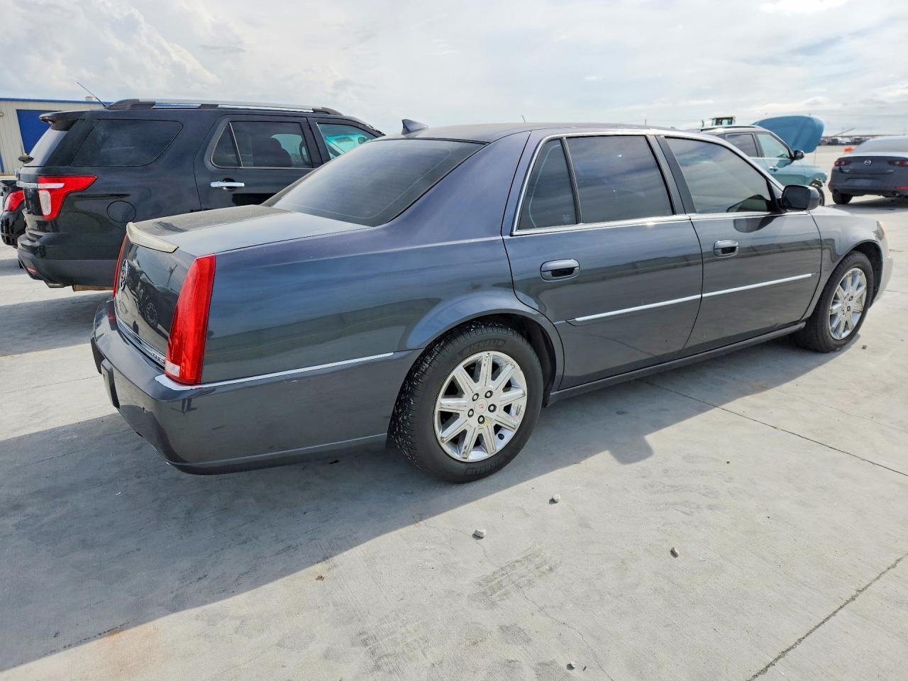 2010 Cadillac Dts Premium Collection - Image 3