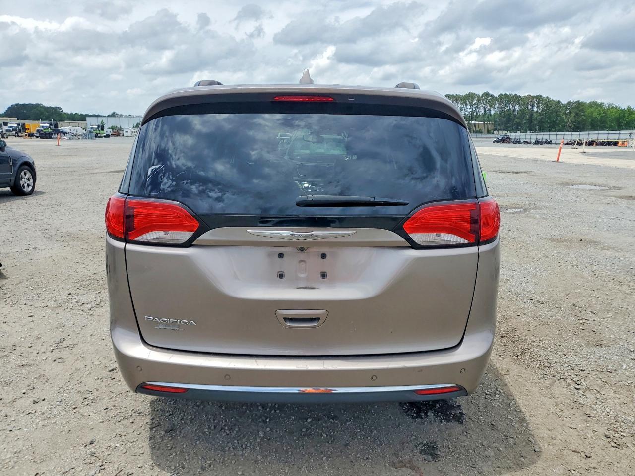 2017 Chrysler Pacifica Touring L - Фото 6