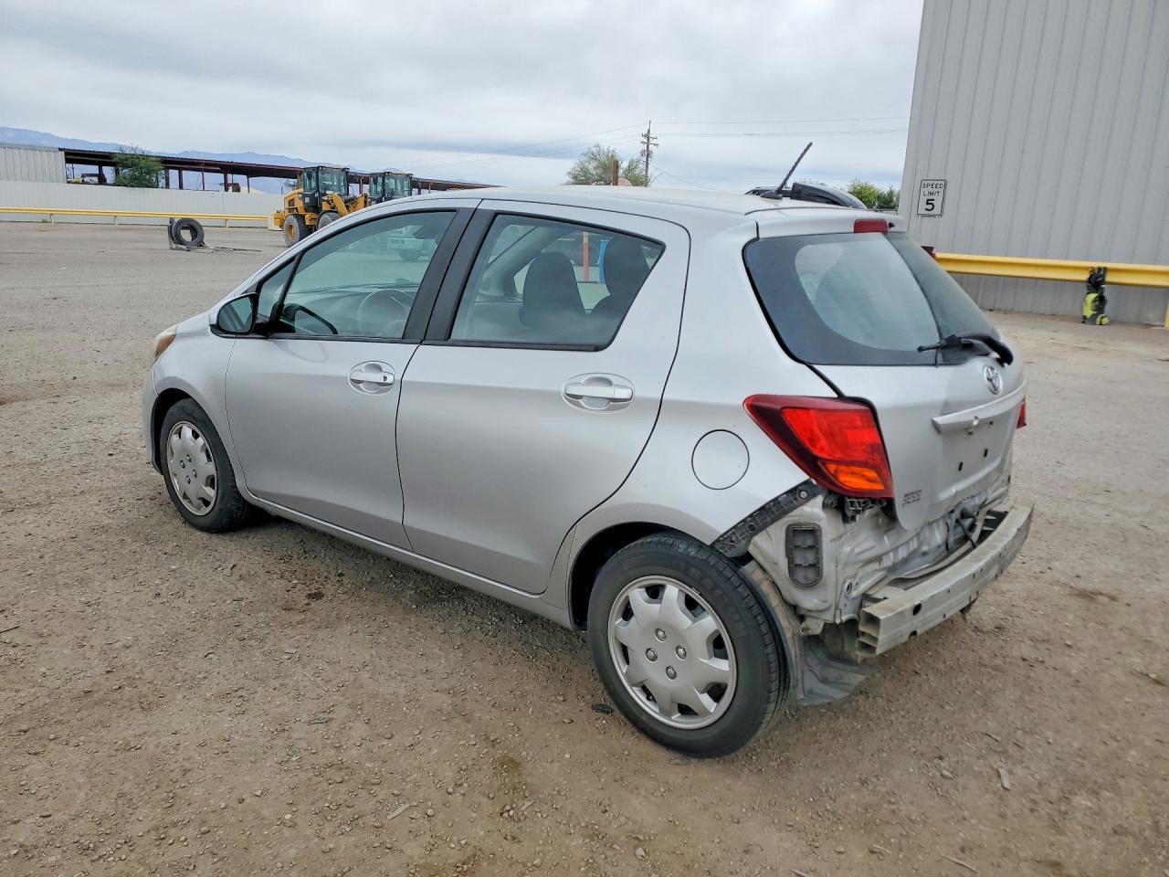 2017 Toyota Yaris 5-Door L Fleet - Фото 2
