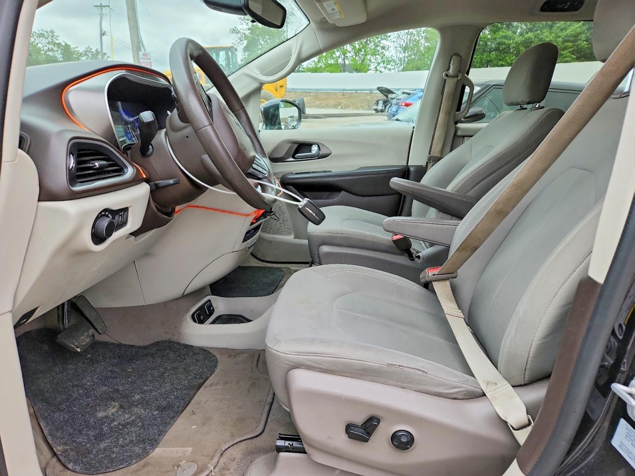 2017 Chrysler Pacifica Touring - Image 7