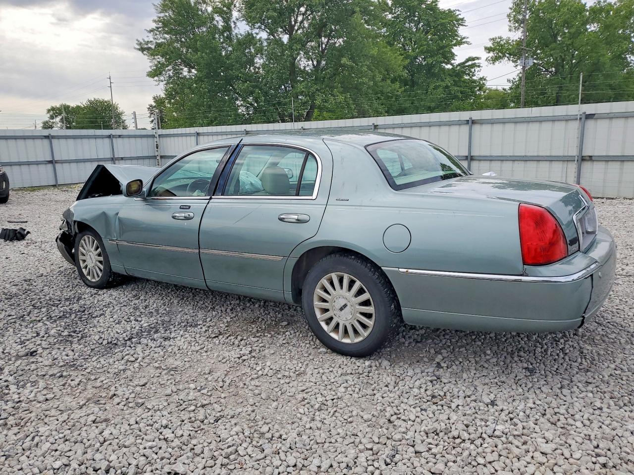 2004 Lincoln Town Car Ultimate - Фото 3