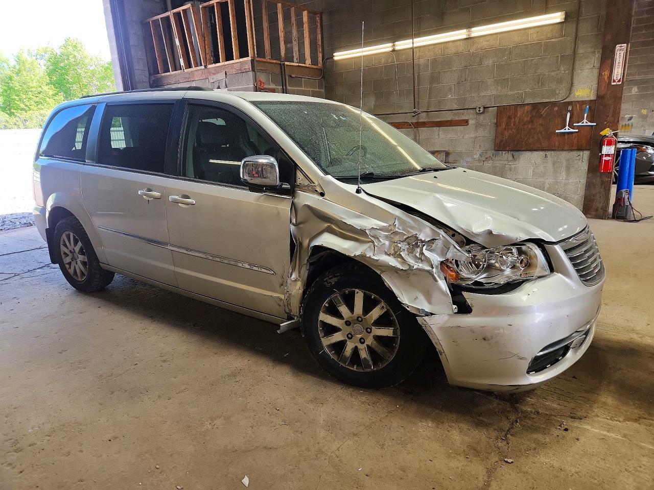 2011 Chrysler Town & Country Touring L - Фото 4