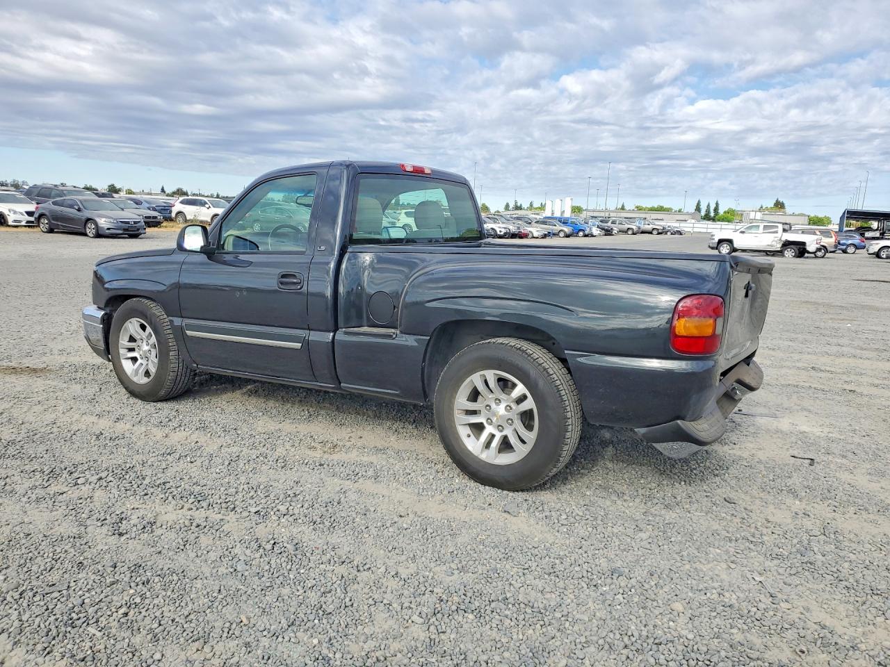 2003 Chevrolet Silverado C1500 - Фото 2