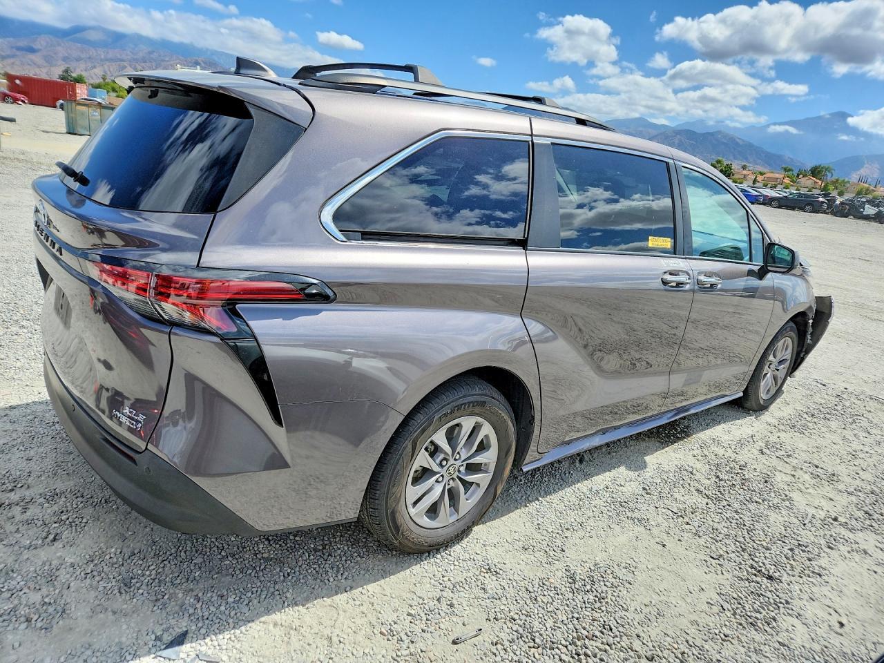 2022 Toyota Sienna Xle - Фото 3