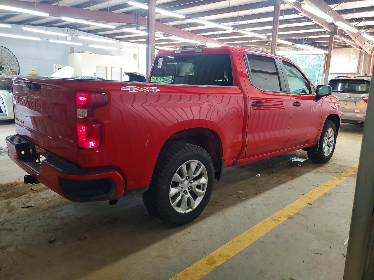 2022 Chevrolet Silverado K1500 Custom - Фото 3