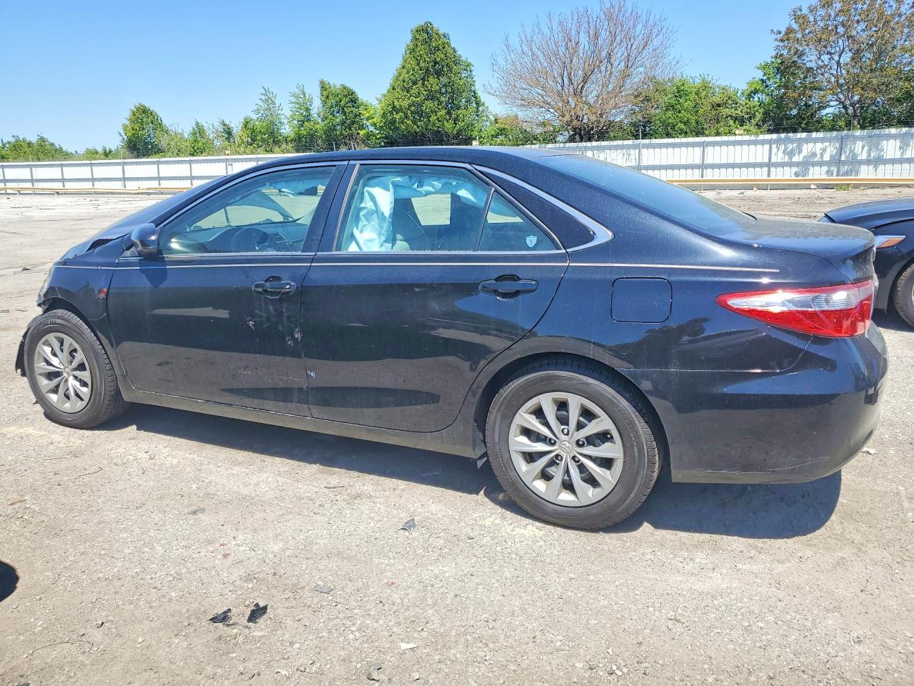 2016 Toyota Camry Le - Фото 2