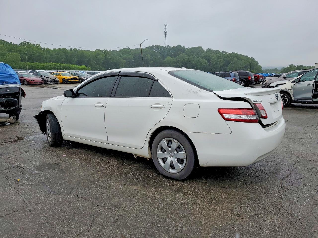 2011 Toyota Camry Base - Фото 2