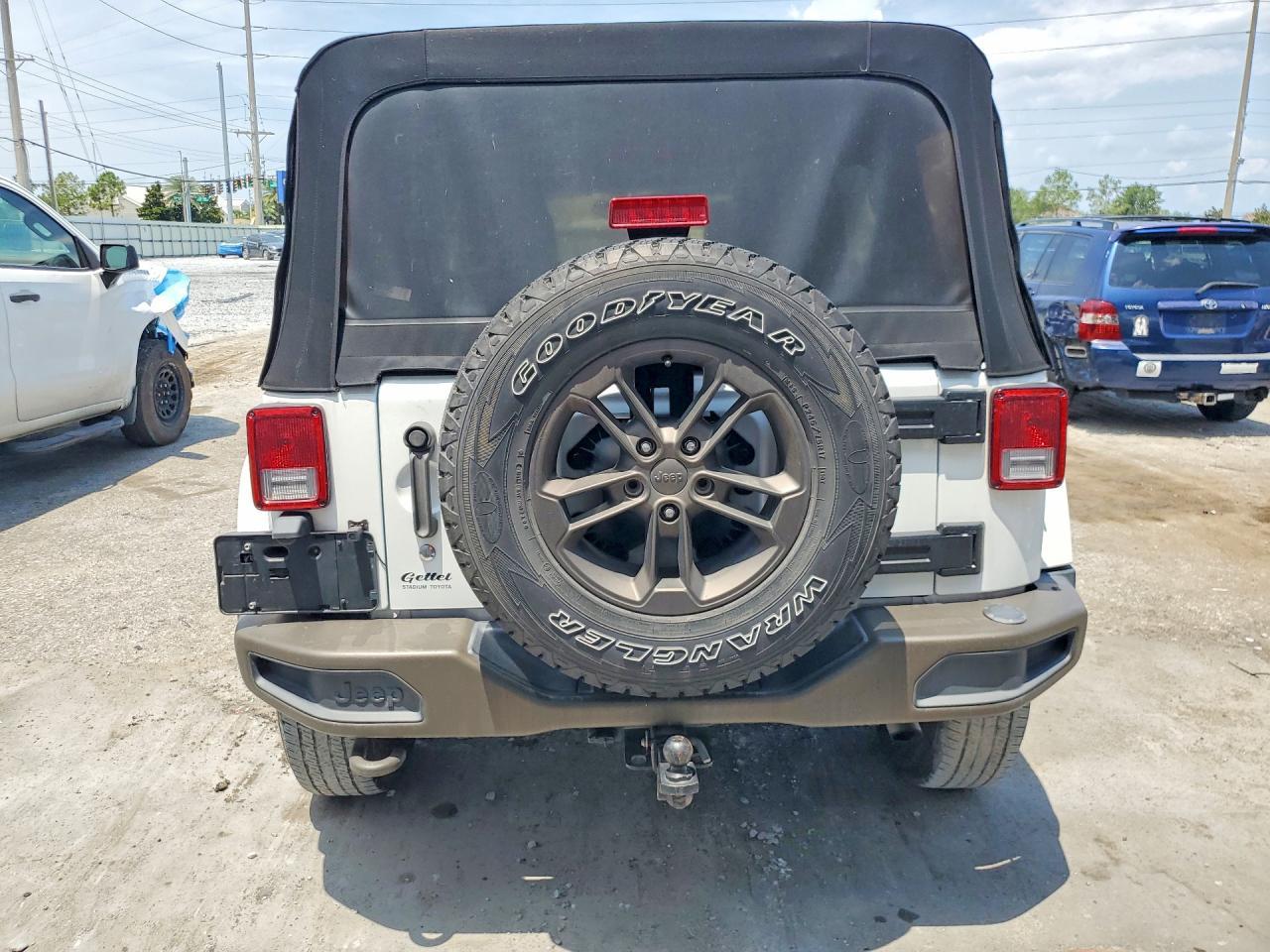 2016 Jeep Wrangler Unlimited Sahara - Фото 6