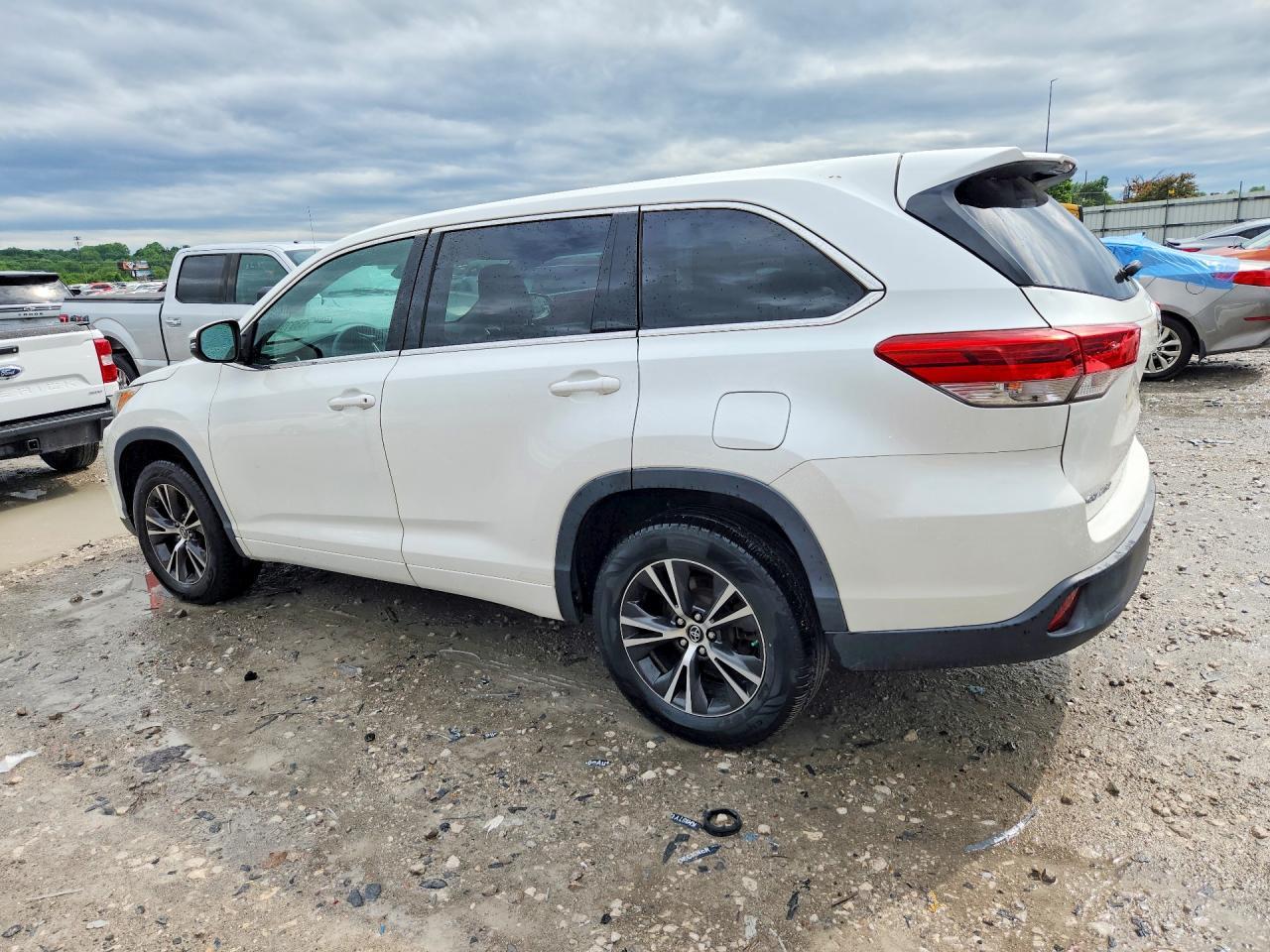 2018 Toyota Highlander Le - Фото 2