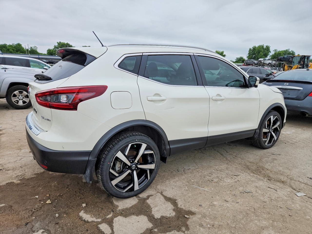 2022 Nissan Rogue Sport Sl - Image 3