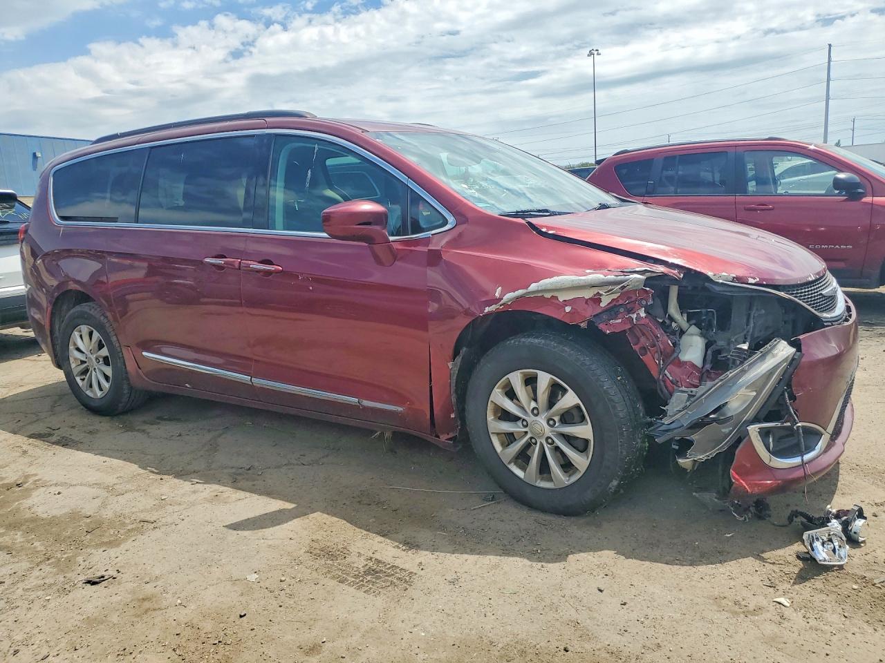 2017 Chrysler Pacifica Touring L - Image 4