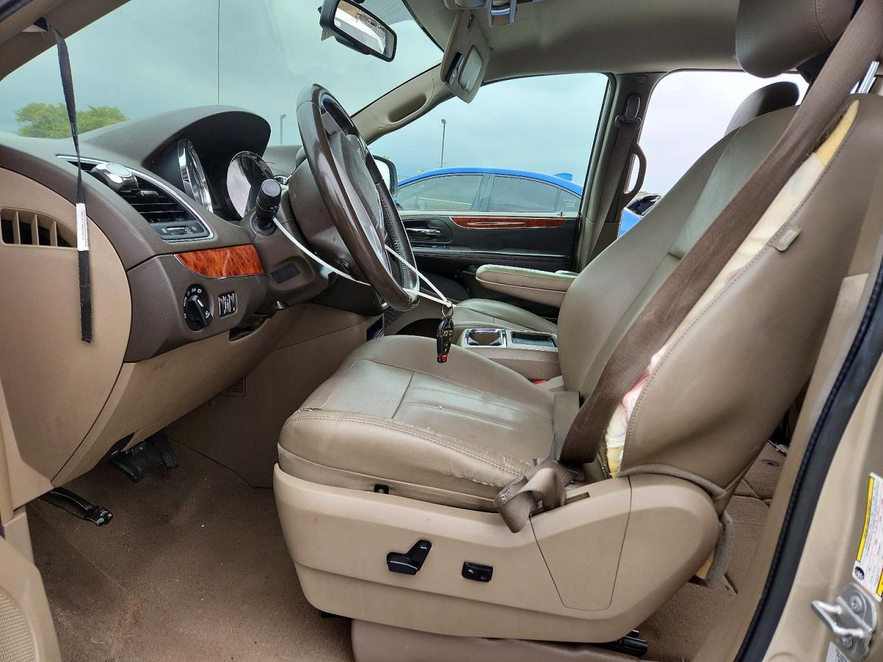 2015 Chrysler Town & Country Touring - Image 7
