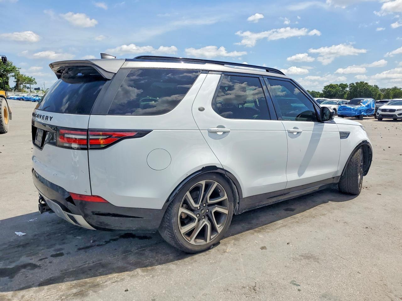 2017 Land Rover Discovery Hse Luxury - Image 3