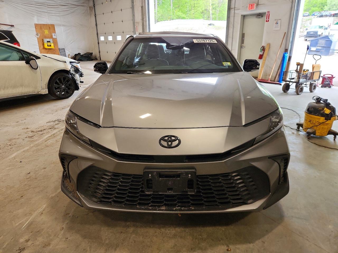 2025 Toyota Camry Se - Image 5