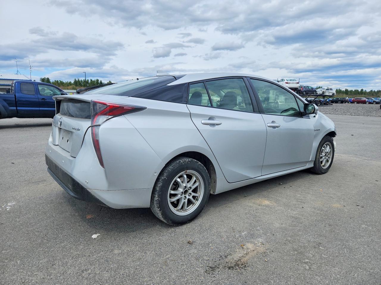 2018 Toyota Prius Three - Image 3