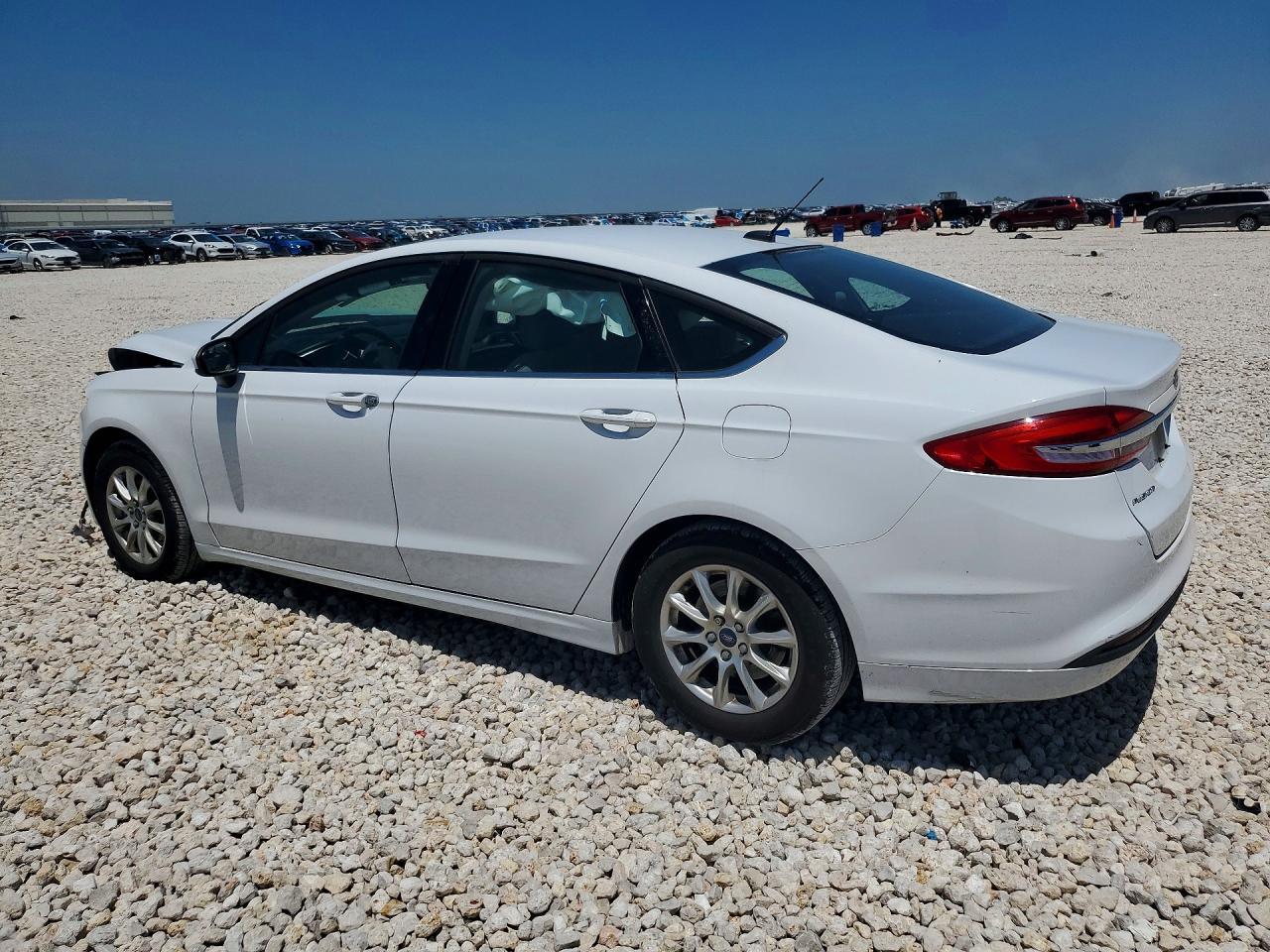 2017 Ford Fusion S - Фото 2