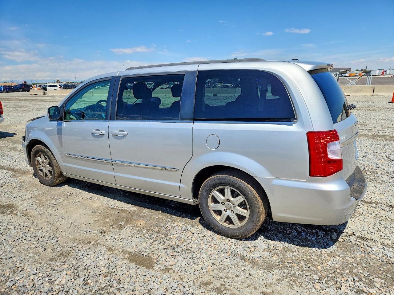 2011 Chrysler Town & Country Touring - Фото 2
