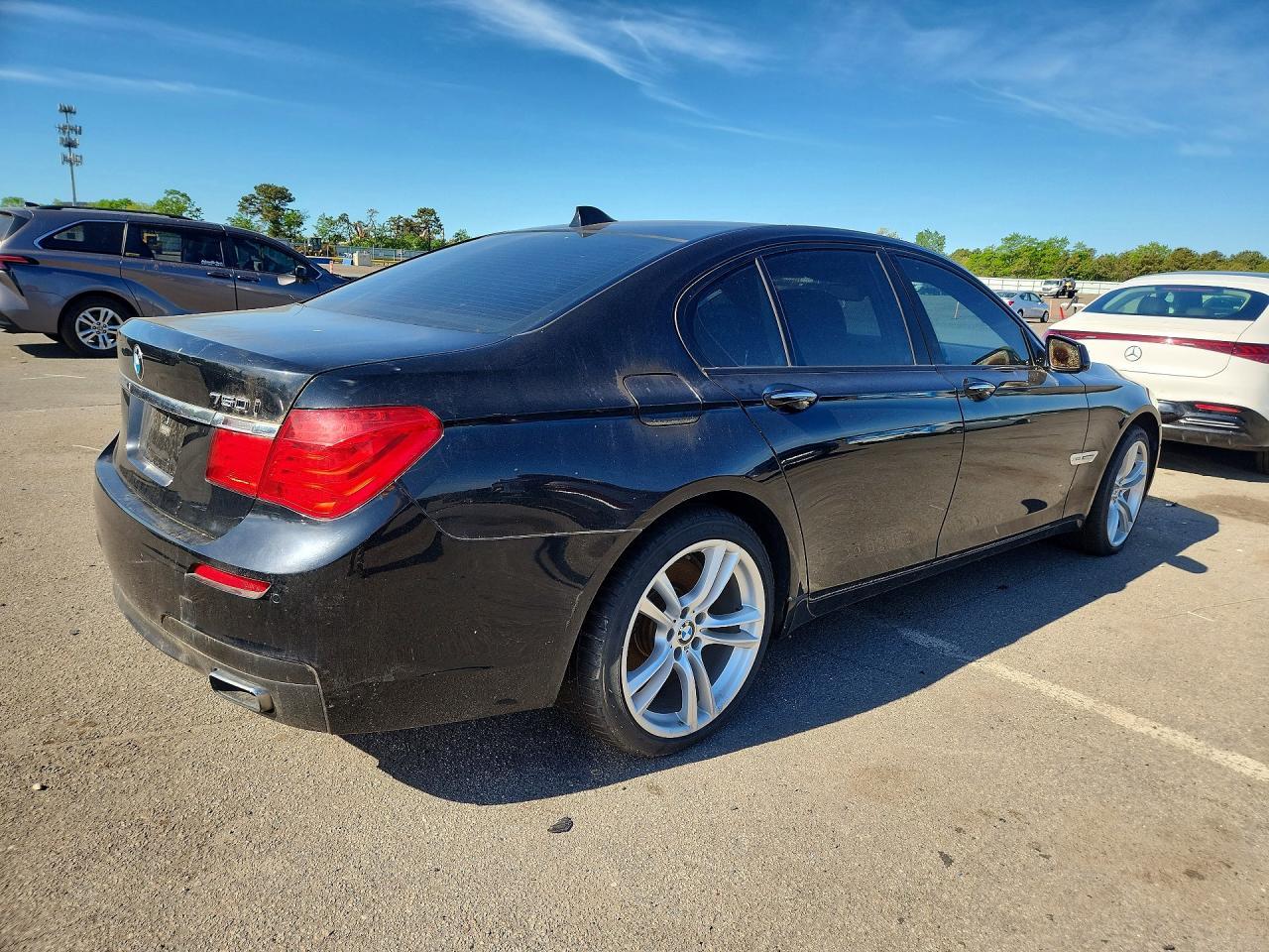 2012 BMW 750 Xi - Фото 3