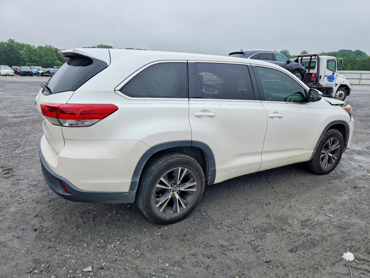 2017 Toyota Highlander Le - Фото 3